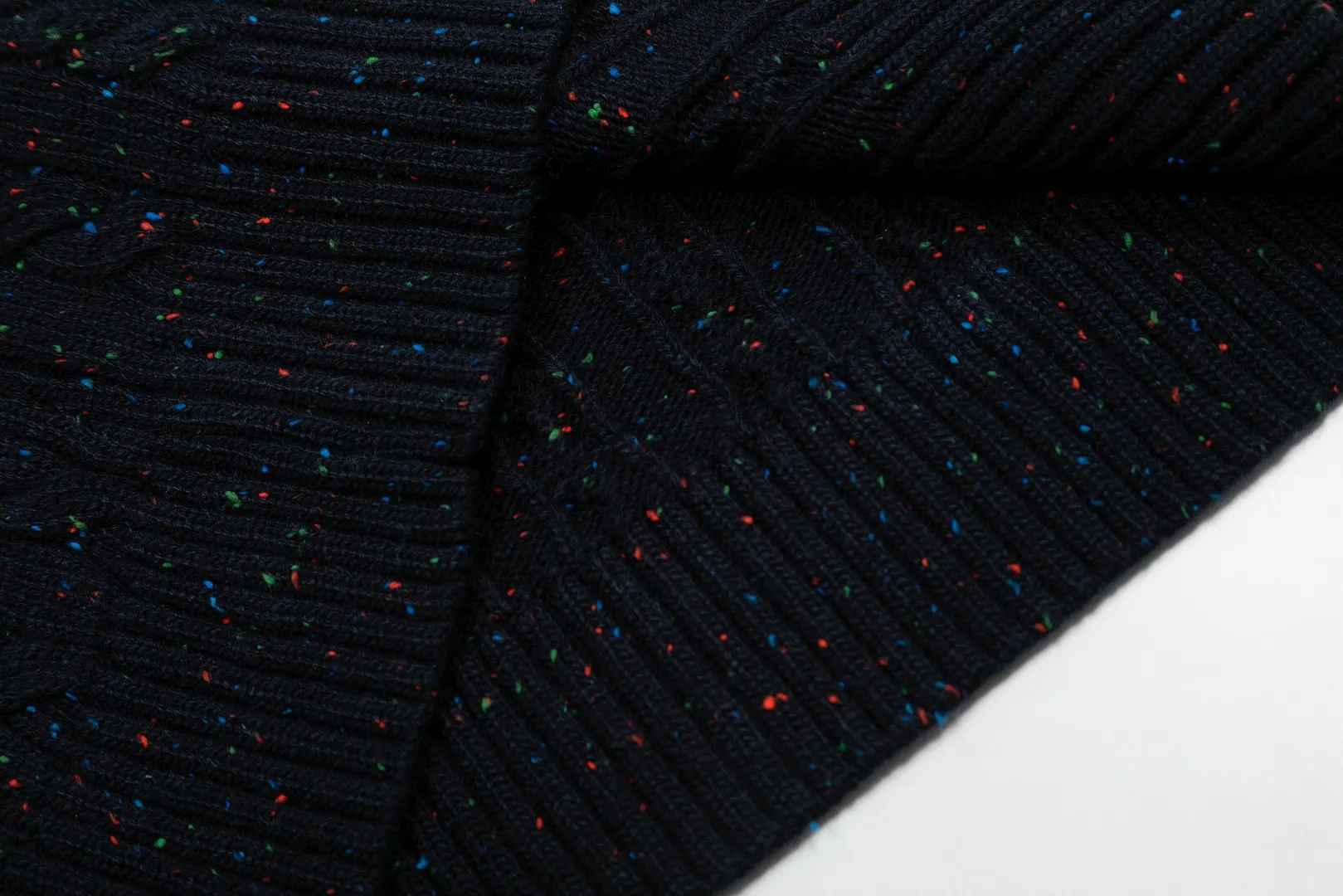 P250 Top quality" Style number: DS038# [Ralph Lauren wool blended pony embroidered logo twist knitted half-zip sweater] ✅Ralph Lauren gradient multi-color dot versatile couple style knitted half-zip pullover sweater ✅15% merino cotton wool 85% wool blended custom laser buttons ✅ZP quality 1:1 pattern making Scan the code to enter the GF website Counter quality ✅Details and quality are the only one in Guangzhou. Imported quality wool, focusing on high-end, cost-effective. Needless to say good quality. ✅Restore the original version. The maximum size can be worn up to 160 pounds. Loose, comfortable and stress-free. ✅Zip down the lapel. Pull up the zipper to the half turtleneck. Easy to wear with any style. Christmas red